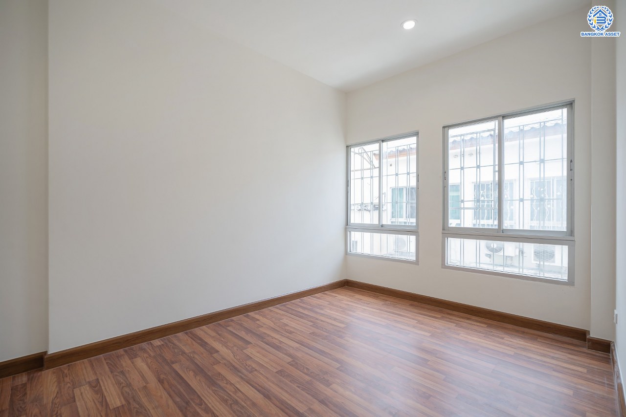 บ้านมือสองตกแต่งใหม่ โครงการ บ้านกลางเมืองสวิสทาวน์ เกษตร-นวมินทร์ แบรนด์ AP เนื้อที่ 20 ตร.ว. ฟังก์ชัน 3 ห้องนอน 3 ห้องน้ำ จอดรถได้ 2 คัน สภาพแวดล้อมเยี่ยม เชื่อมต่อ ถ.พหลโยธิน, ถ.เกษตร-นวมินทร์ ใกล้ ม.เกษตร, รถไฟฟ้าสายสีเขียว "สถานีมหาวิทยาลัยเกษตรศาสตร์" และทางด่วน "รามอินทรา-อาจณรงค์"